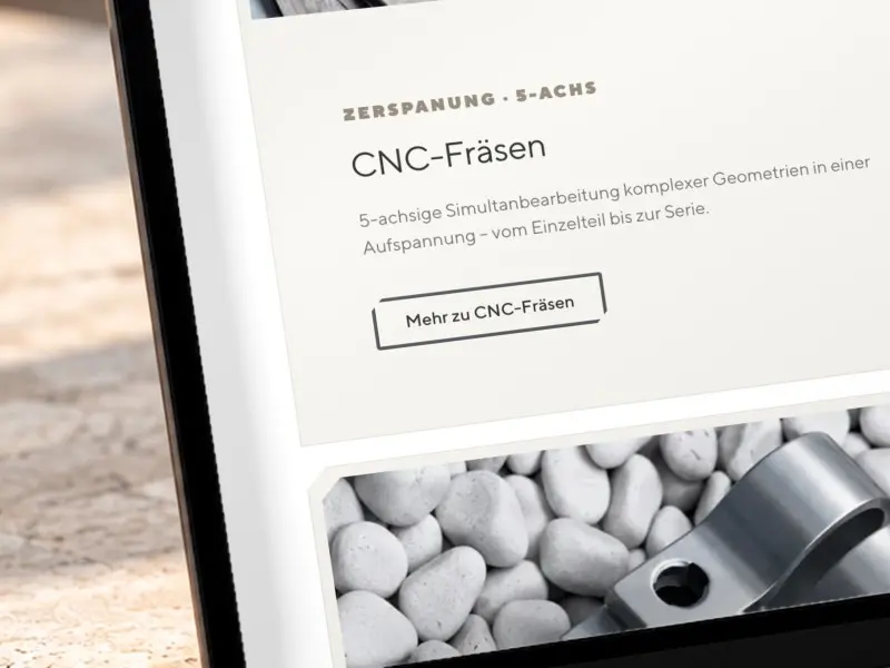 Nahaufnahme eines Buttons mit abgeschrägter Kante (Fase) im Seiten-Design