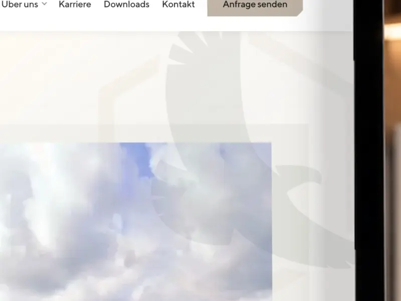 Hero-Ausschnitt mit dem angeschnittenen, großformatigen Condor-Logo